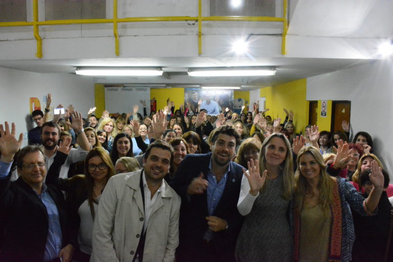 Lucas Delfino junto a Gladys Gonzalez, Presidenta de Acumar, en Hurlingham.