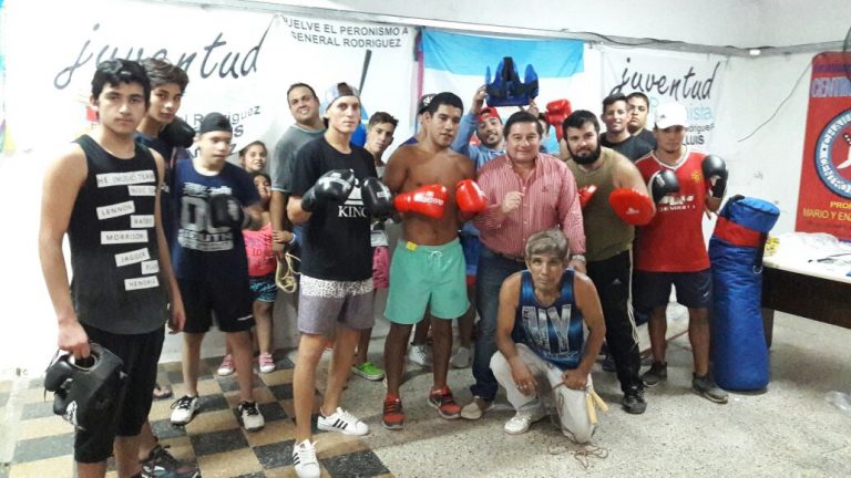 José Luis Benitez apoya al deporte: entregó material de boxeo en General Rodriguez