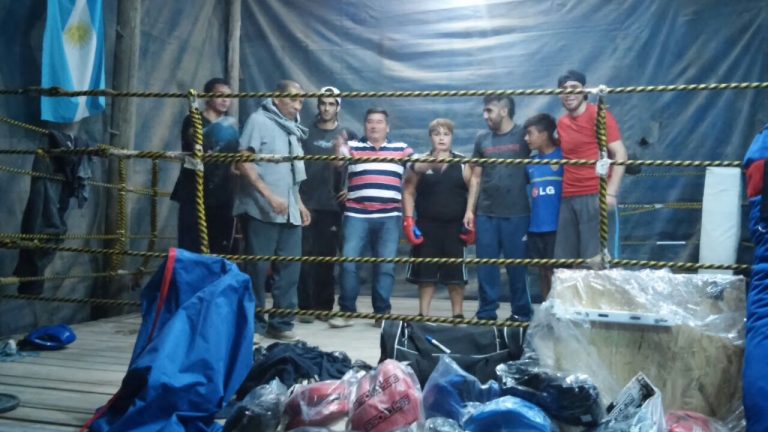 Entrega de elementos para practicar Boxeo