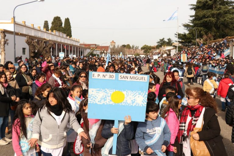 Alumnos de San Miguel Juraron la Bandera en Campo de Mayo