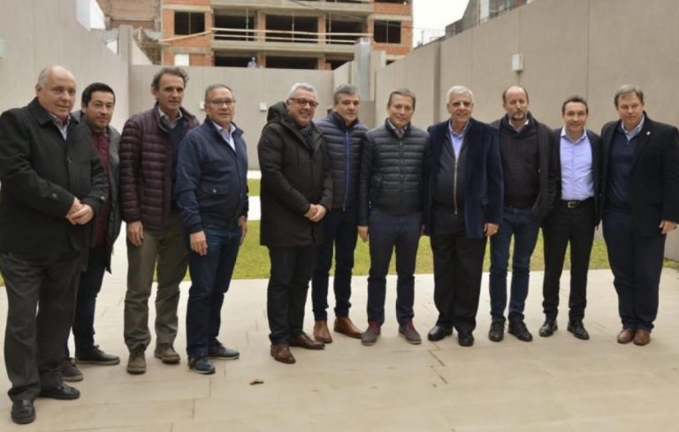 Diez intendentes peronistas del Conurbano se reunieron en defensa de AySa