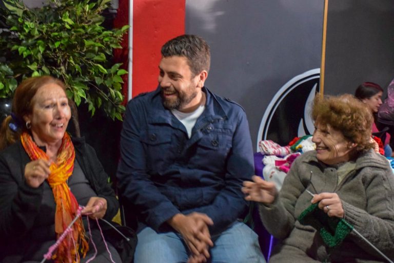 Lucas Delfino junto a las Abuelas Tejedoras de Hurlingham