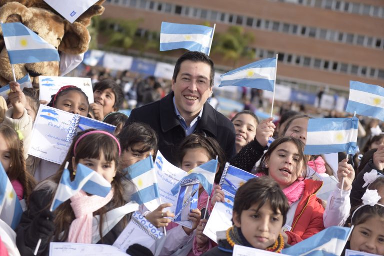 Malvinas Argentinas: 3 mil niños prometieron lealtad a la bandera
