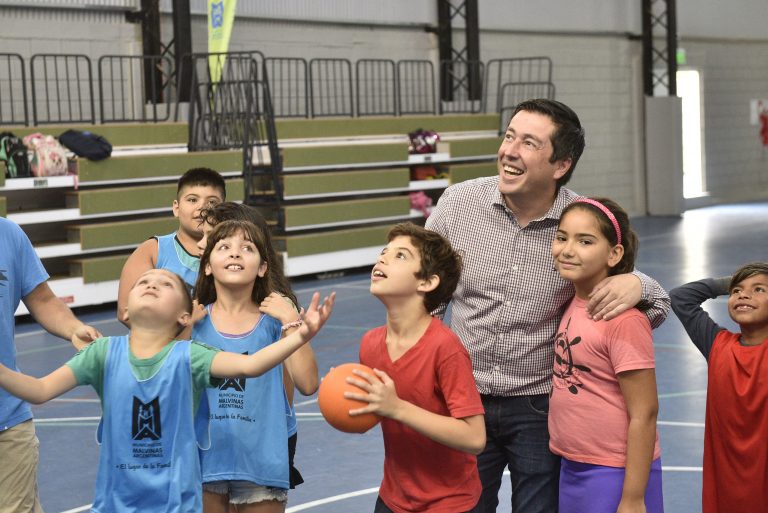 Leo Nardini visitó la Colonia de Vacaciones en el Polideportivo de Los Polvorines