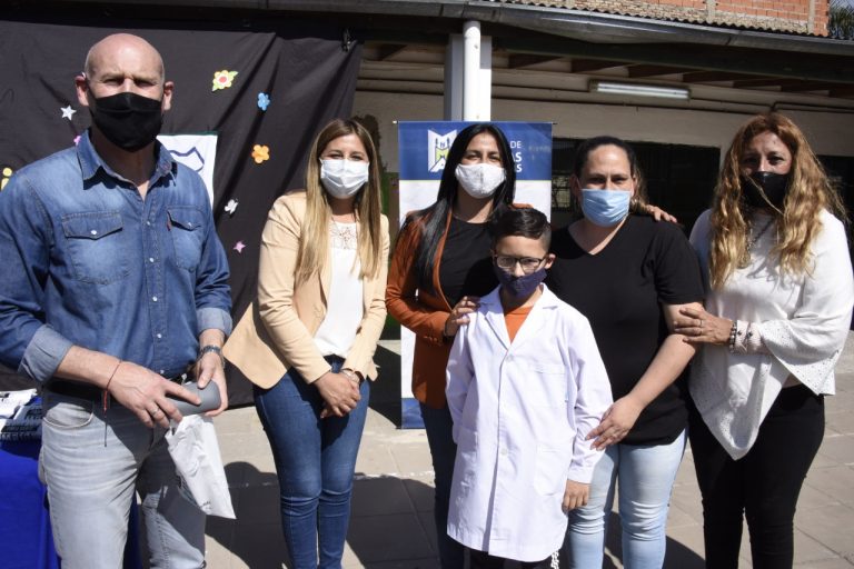 Noe Correa participó de la entrega de lentes en la Escuela Primaria N°26 de Grand Bourg