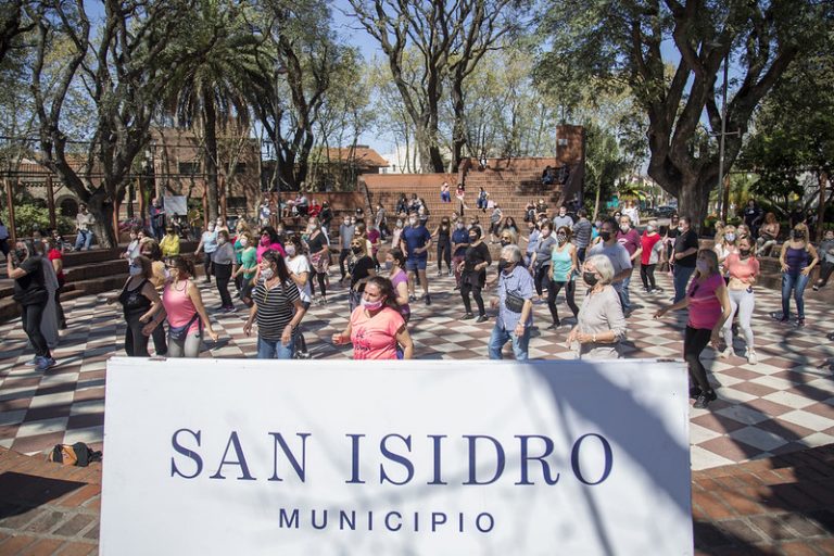 SAN ISIDRO: CONTINÚAN LAS CLASES DE SALSA Y RITMOS LATINOS EN LA PLAZA 9 DE JULIO