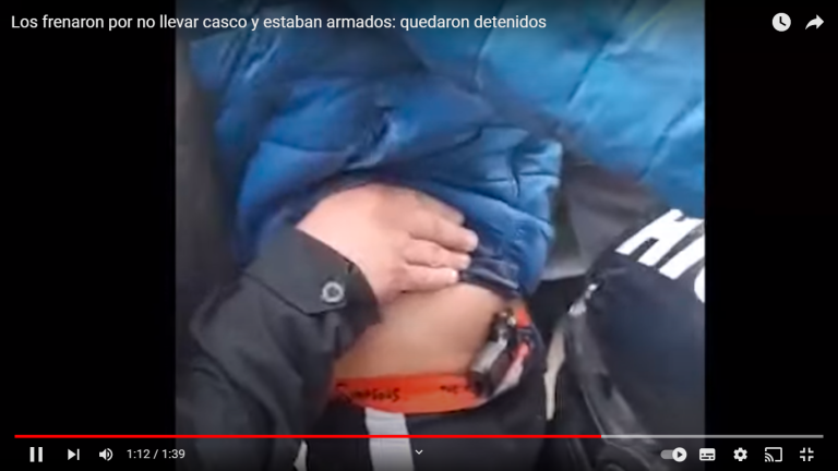 Los frenaron por no llevar casco y estaban armados: quedaron detenidos