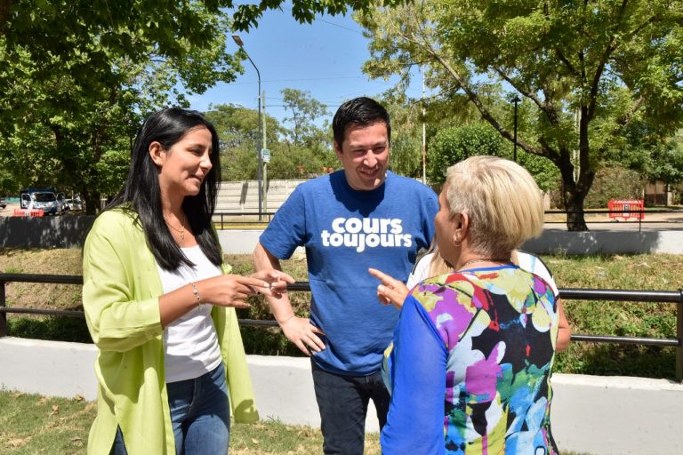 Noe Correa, Leo Nardini, y vecinos de Grand Bourg, inauguraron la segunda etapa del “Corredor Hooke” con una caminata saludable