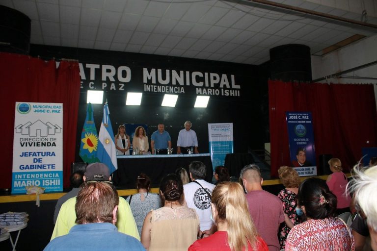 EN JOSÉ C. PAZ DECENAS DE FAMILIAS FIRMARON LAS ESCRITURAS DE SUS PROPIEDADES