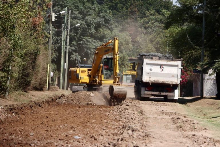 Mejorarán la circulación y permitirán seguir desarrollando lo distintos barrios de Santa María.  La Municipalidad de San Miguel está avanzando con nuevos pavimentos en todo el distrito, especialmente en la zona oeste, donde se están ejecutando distintas obras y un plan de hormigón en el límite con Moreno junto al Ministerio de Infraestructura y Servicios Públicos de la Provincia. En estos días se está trabajando en las calles Las Heras, La Niña y Conesa, en Trujui.   Además, este plan también beneficiará a los barrios San Ambrosio y Mariló, ya que incluye la pavimentación de las calles San José, Juan José Paso, Victoria, Azcuénaga, Marchena, Aristóbulo del Valle, Caseros, La Quiaca, Corrientes, Guaraní, Paraná, Sourdeaux, Castro, Moreno, Nepper, Granada, Tucumán, Córdoba y Miró.    Por otro lado, con fondos municipales se están pavimentando con hormigón Jujuy y Brumana, en Obligado, y Río Negro y Tapalqué, en Barrufaldi. Y próximamente comenzarán las obras de Balcarce, en Manuelita, y Zuviría, en San Jorge.   A su vez, continúan las carpetas asfálticas en todo el distrito. En este momento se está trabajando en las de Belgrano y Charlone, en Parque San Ignacio. Y en abril se realizarán las de Alberdi, en Muñiz; Pringles, en San Miguel, y Quirno y Sourdeaux, en Bella Vista, entre otras calles.