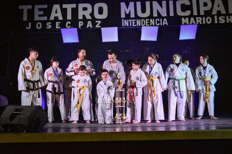 FESTEJO DEL 25 DE MAYO EN EL TEATRO MUNICIPAL DE JOSE C. PAZ.