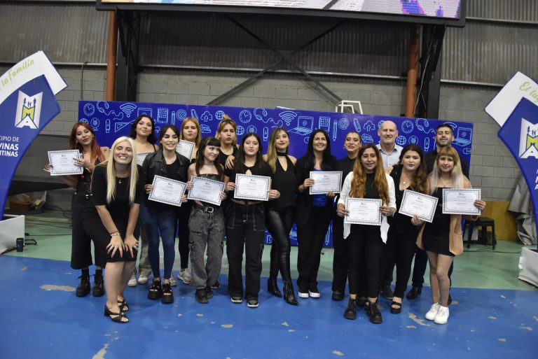 Los egresados del Centro de Estudios de Malvinas Argentinas recibieron su diploma