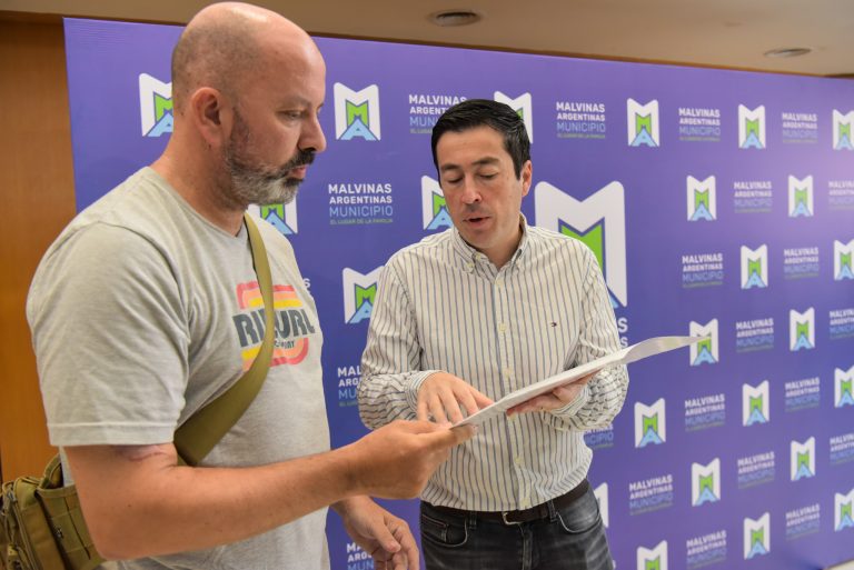 Leo Nardini hizo entrega de nuevas habilitaciones a comerciantes de Malvinas Argentinas