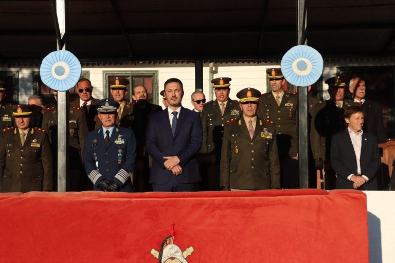 Luis Petri y Jaime Méndez participaron del acto por los 198 años del Regimiento de Artillería 1