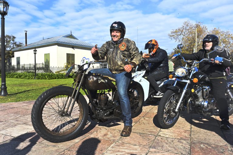 Gran Premio Recoleta-Tigre XXVII: vecinos y vecinas disfrutaron de la exhibición de vehículos antiguos en el MAT
