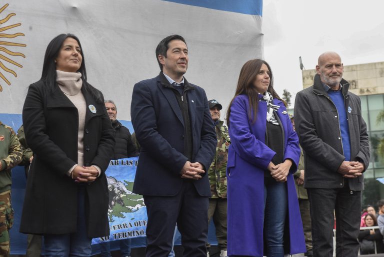 Los alumnos de 4to año de las escuelas primarias de Malvinas Argentinas, realizaron la Promesa de Lealtad a la Bandera