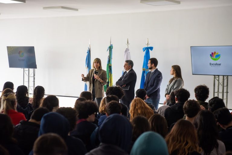 La Municipalidad lanzó la plataforma AWS Argentina Entrena
