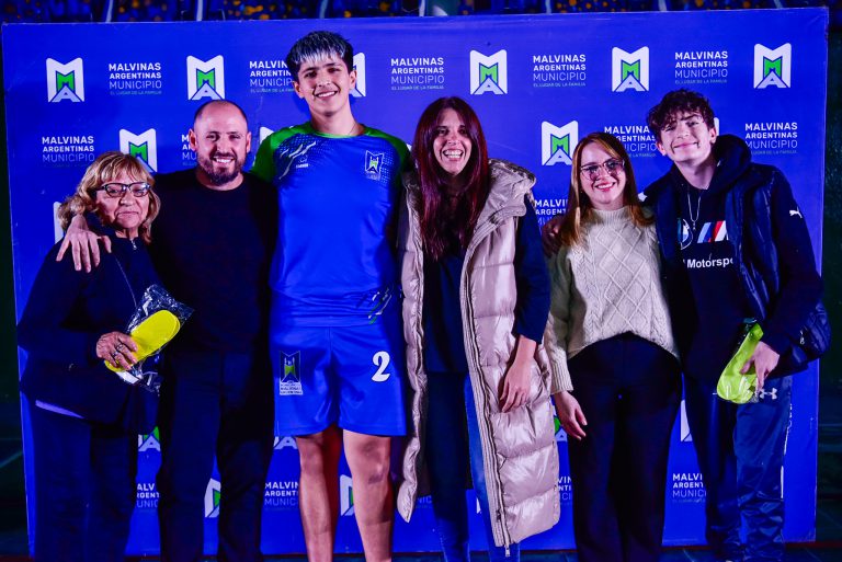 Se realizó la entrega de 300 plantillas ortopédicas a deportistas y vecinos en el Club “El Cruce”
