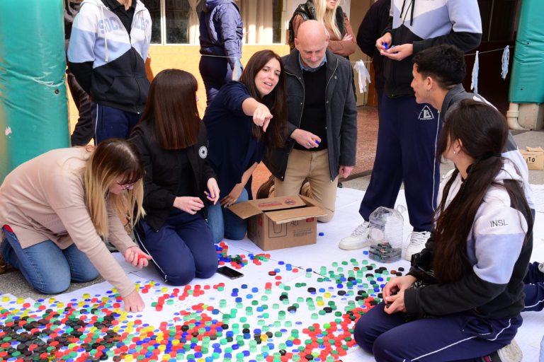 Los alumnos del instituto “Nuestra Sra. de Lourdes” realizaron un mural con 260 mil tapitas