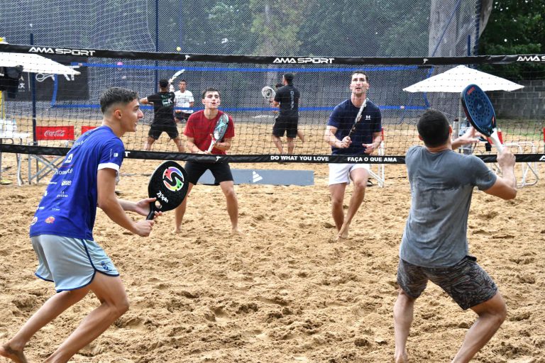 Leo Nardini visitó un centro deportivo donde se practica Beach Tennis en Malvinas Argentinas