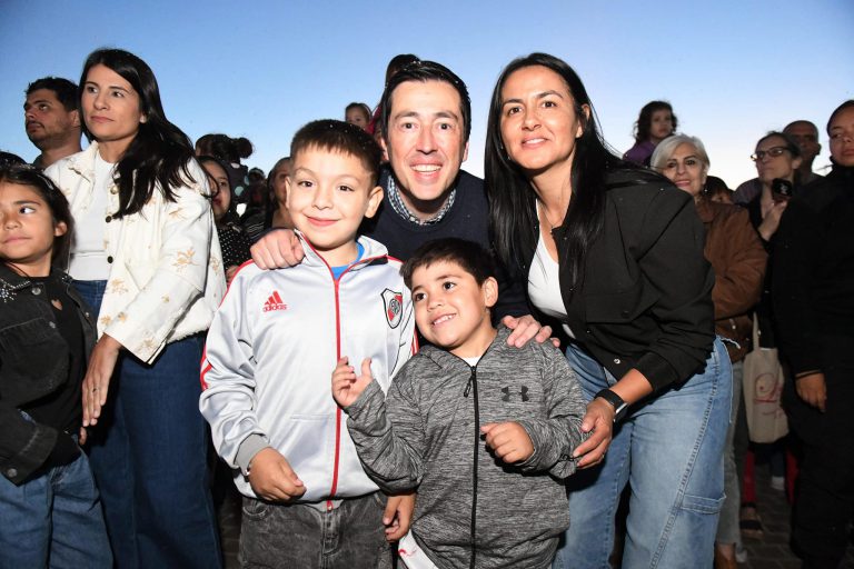 El municipio de Malvinas Argentinas se iluminó con el primer evento de esta Navidad