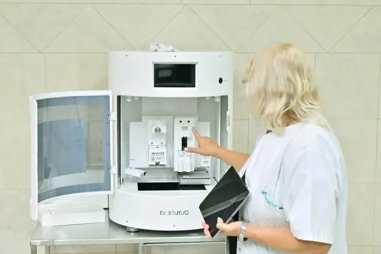 El intendente de Malvinas Argentinas, Leo Nardini, recibió a la Dra. Mabel Carrió y a la Dra. María del Carmen Pardi, para presentar la nueva impresora Bio 3D de última generación, única en el sistema público de salud argentino.