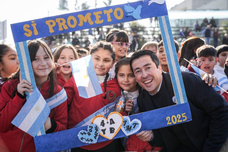 El intendente Leo Nardini, tomó el juramento a la bandera a estudiantes de cuarto año de sesenta y seis escuelas primarias del distrito en el marco de la celebración del “Día de la Bandera”