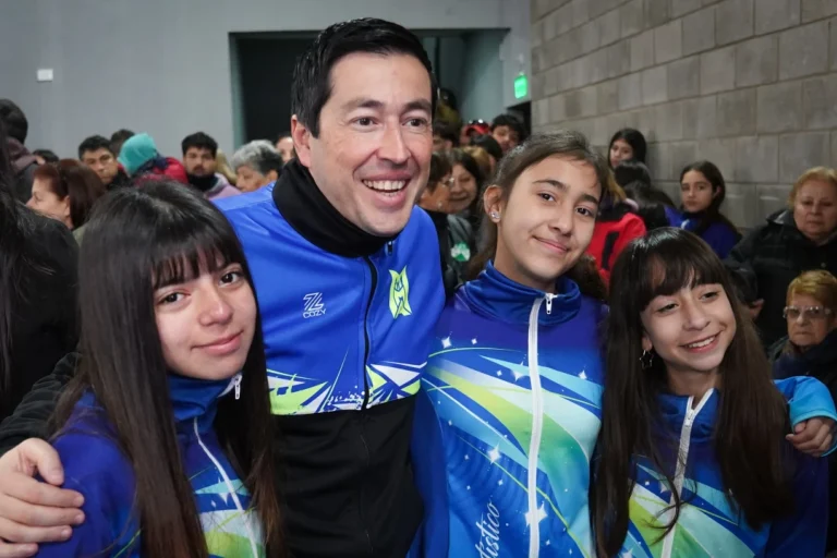 Leo Nardini inauguró el primer polideportivo de Ing. Adolfo Sourdeaux