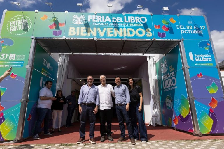 El intendente Leo Nardini y el candidato Jorge Taiana visitaron la Feria del Libro de Malvinas Argentinas en su segunda jornada, reafirmando el compromiso con la cultura, la educación y la promoción de políticas públicas que promueven el acceso al conocimiento y la inclusión. * Ciudad de Malvinas Argentinas, 4 de octubre de 2025 – Este sábado por la mañana, el intendente Leo Nardini recibió al primer candidato a diputado nacional por Fuerza Patria, Jorge Taiana, en el marco de una nueva jornada de la Feria del Libro Malvinense, que celebra su sexta edición.  Durante la recorrida, los dirigentes conversaron con vecinos, autores locales y recorrieron los diferentes stands, celebrando la promoción de la cultura y la educación. “Como dije ayer en la apertura, nosotros seguimos invirtiendo en inclusión. Estoy contento de contar con personas como Jorge en una lista que representa y defiende a los y las bonaerenses, y a todos los argentinos y argentinas”, expresó Nardini.  El intendente destacó además el valor y el reconocimiento del candidato: “Taiana ha pasado por muchos cargos del Estado y nunca ha tenido un problema, ni un escándalo. Es respetado por propios y ajenos. Pero además de su currículum es una excelente persona”. En relación al contexto electoral, Nardini compartió su análisis sobre los últimos comicios y las expectativas de cara a las elecciones intermedias de octubre: “Tengo muchas expectativas de que podamos tener una elección igual a la del 7, con un resultado positivo y la diferencia, que fue mayor a la esperada. Hay una sociedad que va despertando frente a políticas que no se corresponden con lo prometido en 2023 y que afectan la vida, y sobre todo el bolsillo, de las personas” y concluyó: “La gente encontró en Fuerza Patria un canal para ponerle un freno a esas políticas que dañan a las familias, sobre todo del conurbano bonaerense”.  En la recorrida, los dirigentes reafirmaron el compromiso de Fuerza Patria con la gente y con la defensa de los derechos fundamentales para construir una sociedad mejor: “Estoy convencido de que Jorge y cada uno de los que integran la lista van a representarnos de la mejor manera: con propuestas, con respeto, con empatía, defendiendo lo que marca nuestra Constitución Nacional, los derechos del niño, de las personas con discapacidad, de los adultos mayores”, expresó el intendente. Y cerró: “Estamos trabajando para eso con mucho esfuerzo y mucha convicción en todo el territorio junto a los dirigentes, los militantes las y los intendentes”.