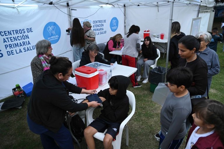 Operativos de salud en clubes barriales de San Miguel