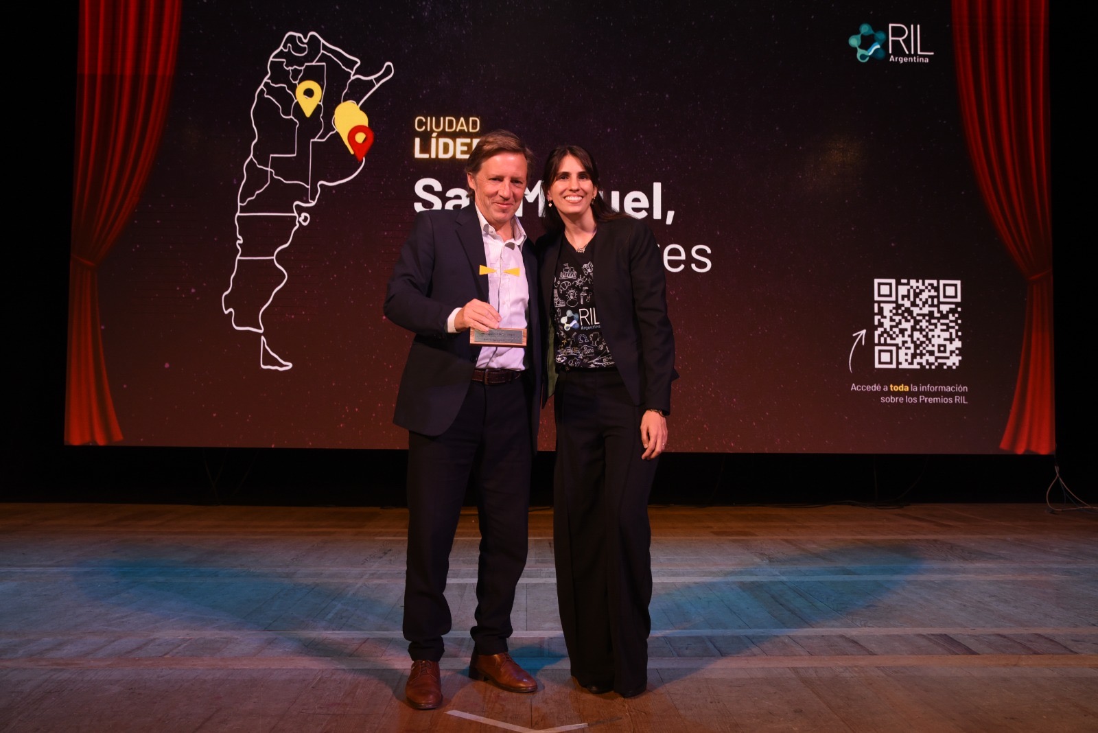 Jaime Méndez recibiendo el premio de San Miguel Ciudad Líder